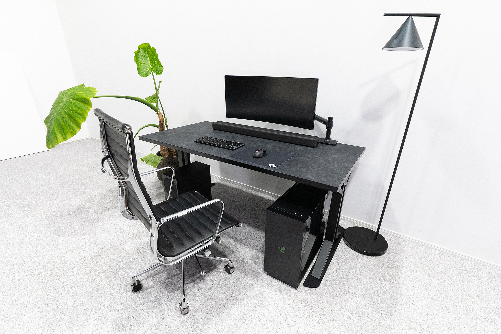 XEseriesゲーミングデスクは部屋の空間を壊すことなく馴染みます。 「仕事でも使えるゲーミングデスク」の名の通り、激しいゲームプレイに耐えるだけでなく、ゲームをしない時はオシャレなインテリアとしても機能します。XENOVA ゲーミング家具 インテリア オフィス家具